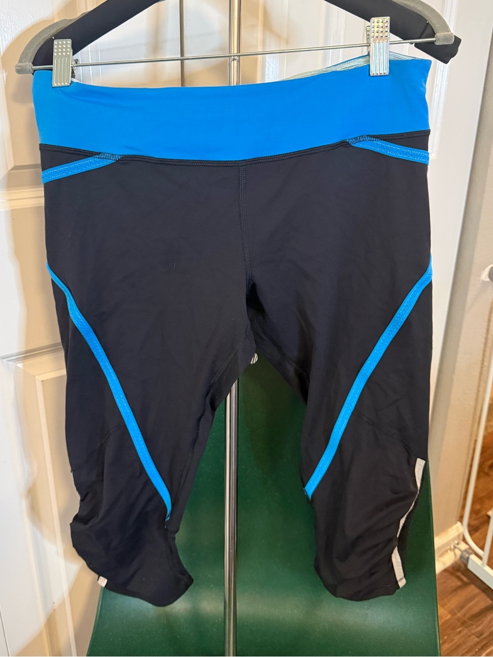 lululemon athletica Run Pace Cropped Capri leggings flawed has pilling 8